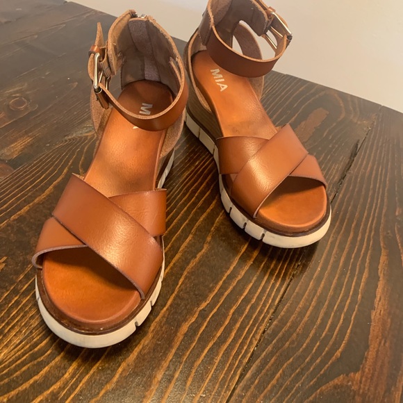 MIA platform sandals - Picture 2 of 4